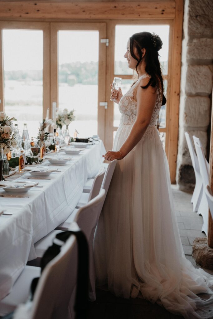 Brautpaarshooting-just-married-Braut-und-Braeutigam-Hochzeitsreportage-freie-Trauung-Hofscheune-open-air-hochzeit