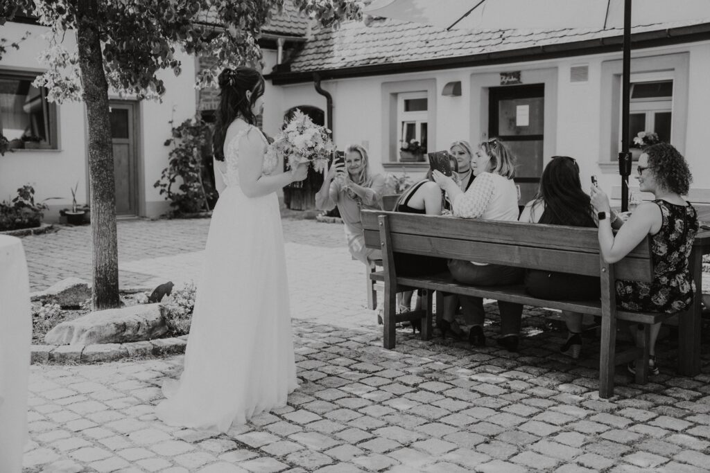 Brautpaarshooting-just-married-Braut-und-Braeutigam-Hochzeitsreportage-freie-Trauung-Hofscheune-open-air-hochzeit