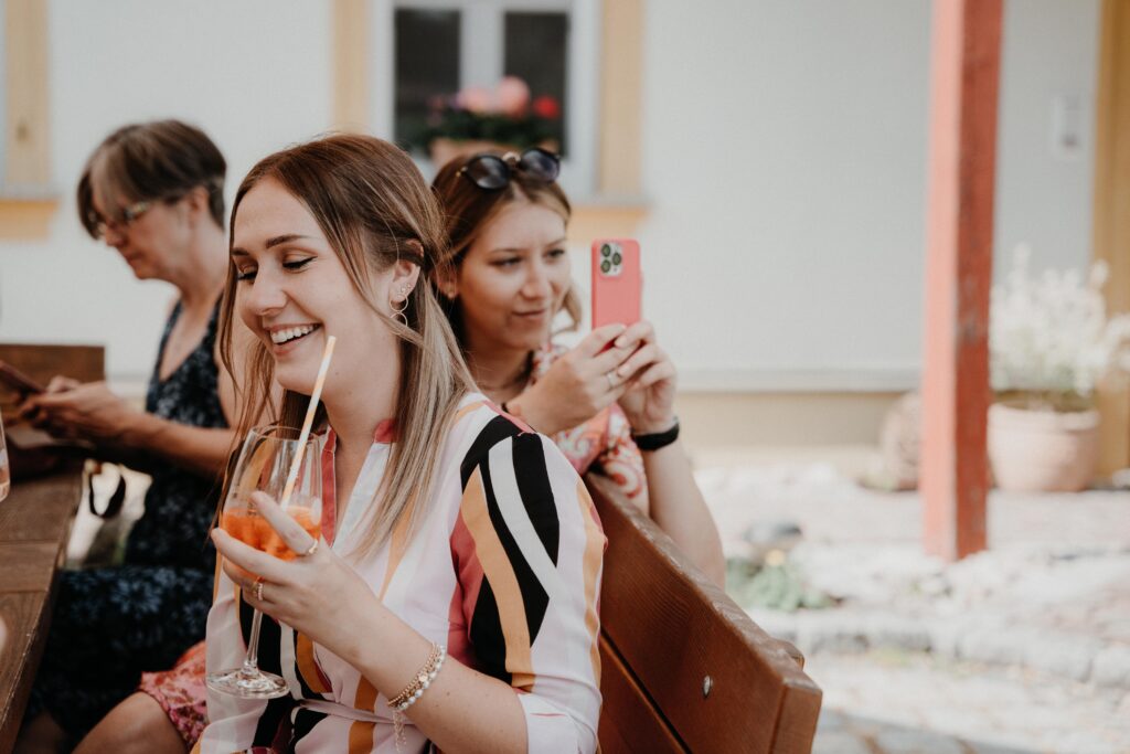 Brautpaarshooting-just-married-Braut-und-Braeutigam-Hochzeitsreportage-freie-Trauung-Hofscheune-open-air-hochzeit