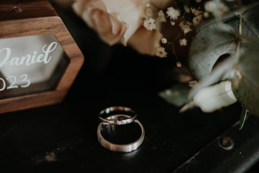 Brautpaarshooting-just-married-Braut-und-Braeutigam-Hochzeitsreportage-freie-Trauung-Hofscheune-open-air-hochzeit