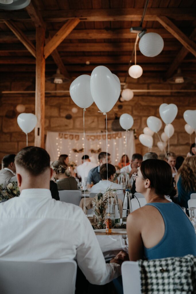 Brautpaarshooting-just-married-Braut-und-Braeutigam-Hochzeitsreportage-freie-Trauung-Hofscheune-open-air-hochzeit