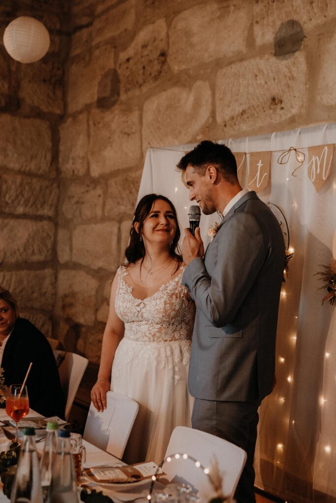Brautpaarshooting-just-married-Braut-und-Braeutigam-Hochzeitsreportage-freie-Trauung-Hofscheune-open-air-hochzeit