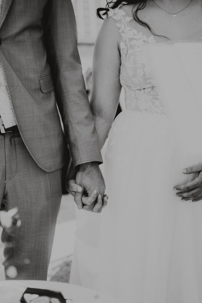 Brautpaarshooting-just-married-Braut-und-Braeutigam-Hochzeitsreportage-freie-Trauung-Hofscheune-open-air-hochzeit