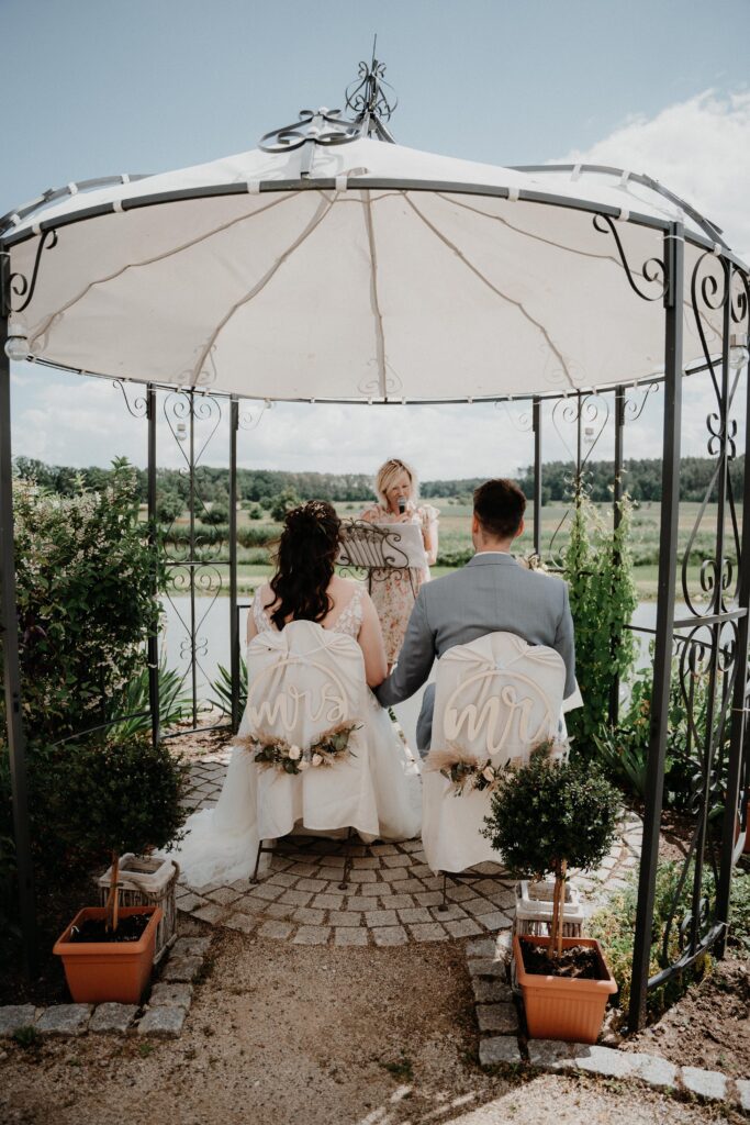 Brautpaarshooting-just-married-Braut-und-Braeutigam-Hochzeitsreportage-freie-Trauung-Hofscheune-open-air-hochzeit