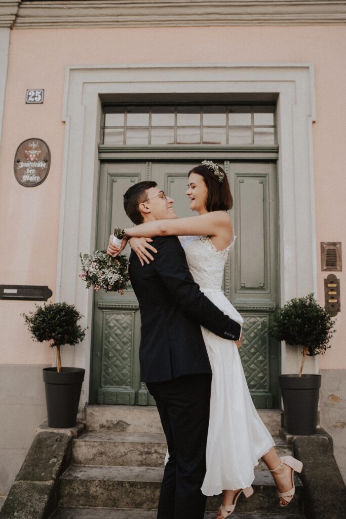 Urban Wedding, Brautpaarshooting, Bamberg, Isabel&Paul, Altstadt, Retroflair, Motion, Cityflair