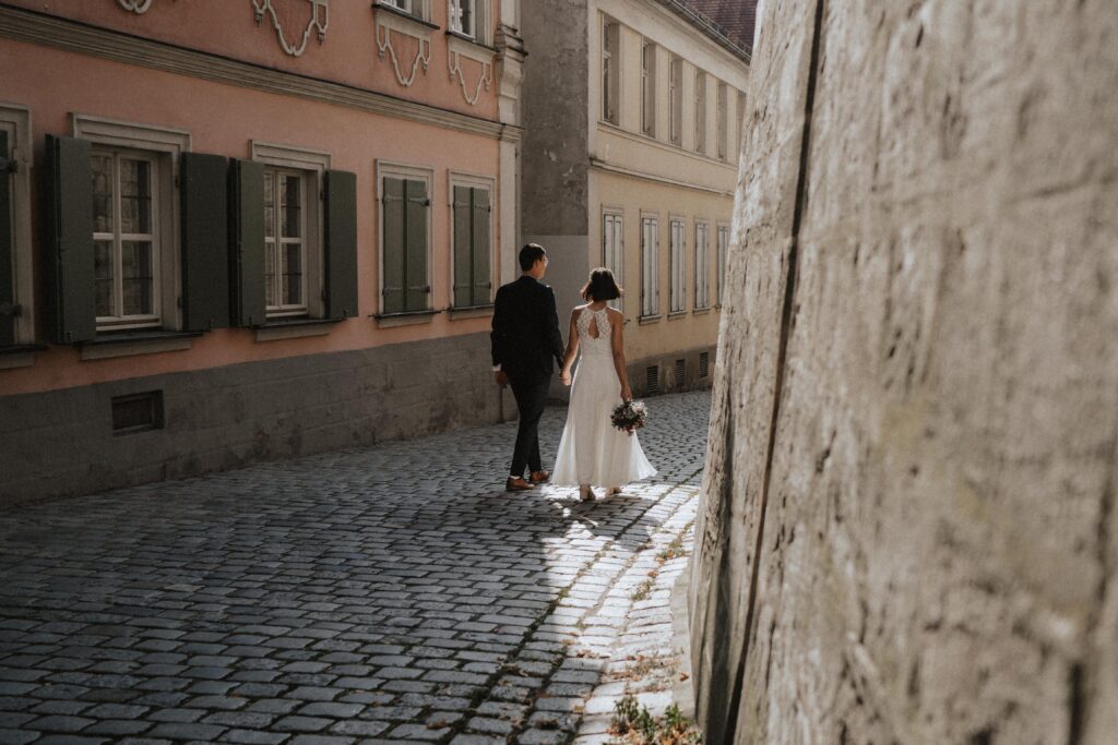 Urban Wedding, Brautpaarshooting, Bamberg, Isabel&Paul, Altstadt, Retroflair, Motion, Cityflair