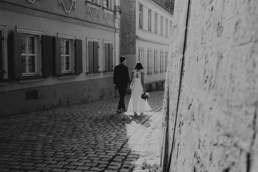 Urban Wedding, Brautpaarshooting, Bamberg, Isabel&Paul, Altstadt, Retroflair, Motion, Cityflair