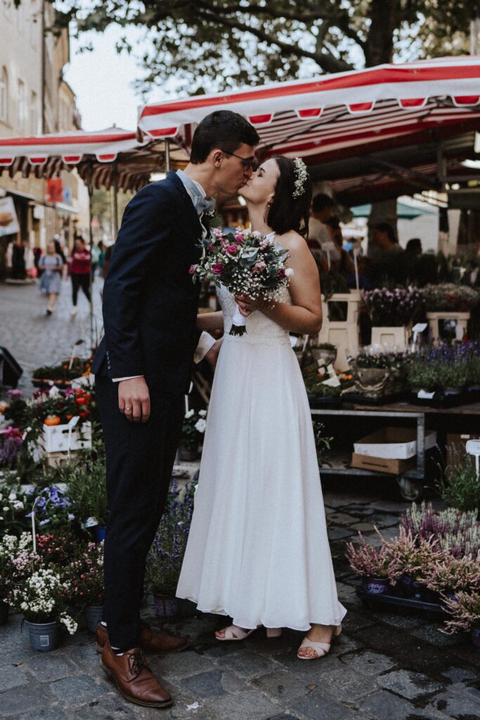 Urban Wedding, Brautpaarshooting, Bamberg, Isabel&Paul, Altstadt, Retroflair, Motion, Cityflair