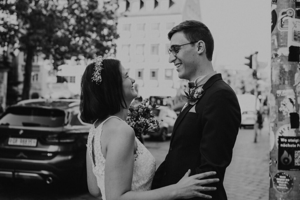 Urban Wedding, Brautpaarshooting, Bamberg, Isabel&Paul, Altstadt, Retroflair, Motion, Cityflair