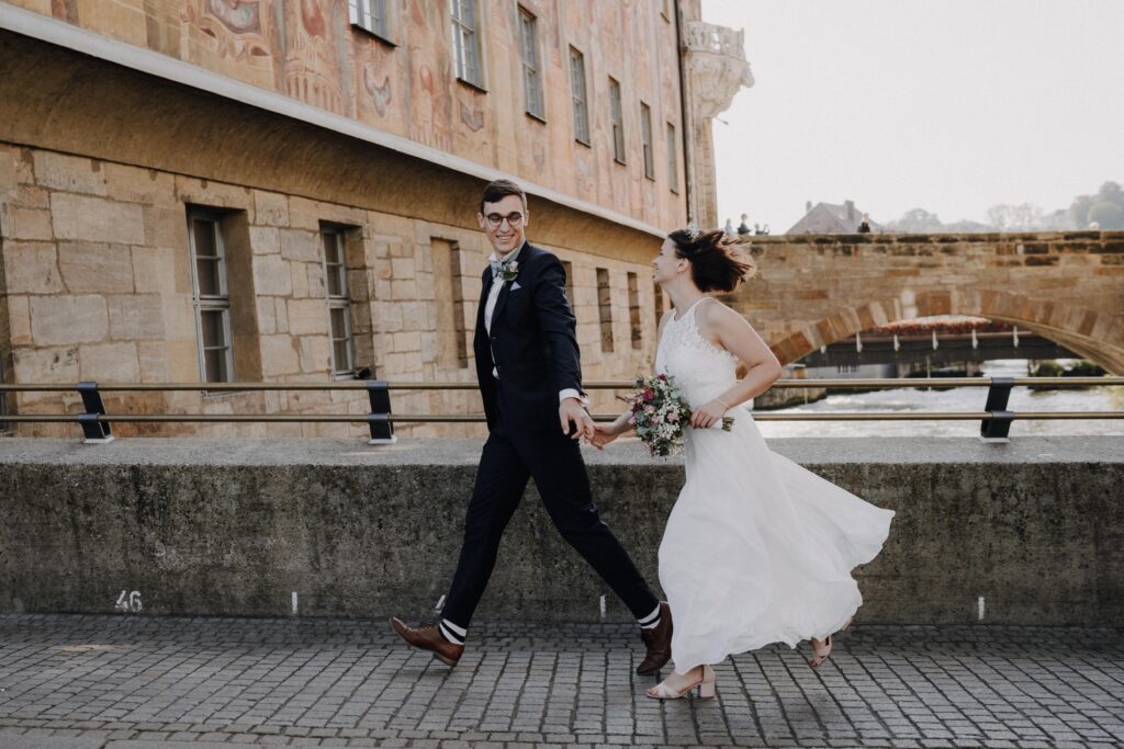 Urban Wedding, Brautpaarshooting, Bamberg, Isabel&Paul, Altstadt, Retroflair, Motion, Cityflair