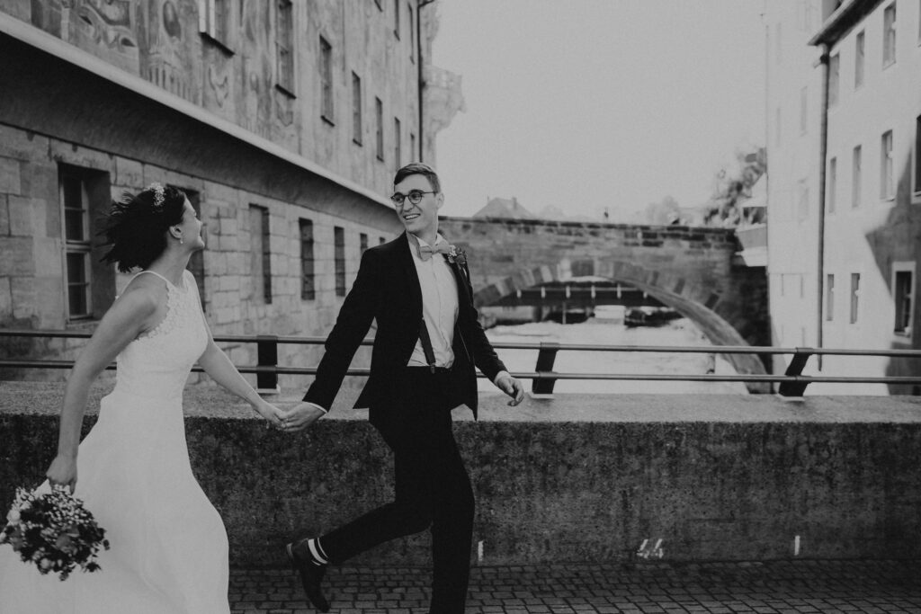 Urban Wedding, Brautpaarshooting, Bamberg, Isabel&Paul, Altstadt, Retroflair, Motion, Cityflair