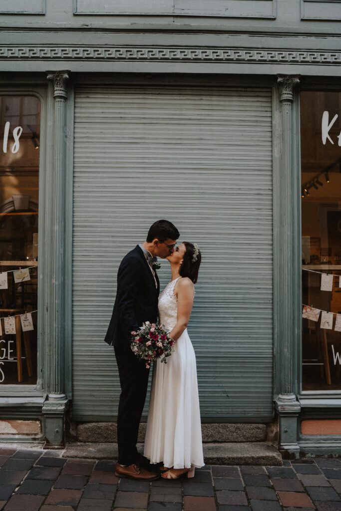 Urban Wedding, Brautpaarshooting, Bamberg, Isabel&Paul, Altstadt, Retroflair, Motion, Cityflair
