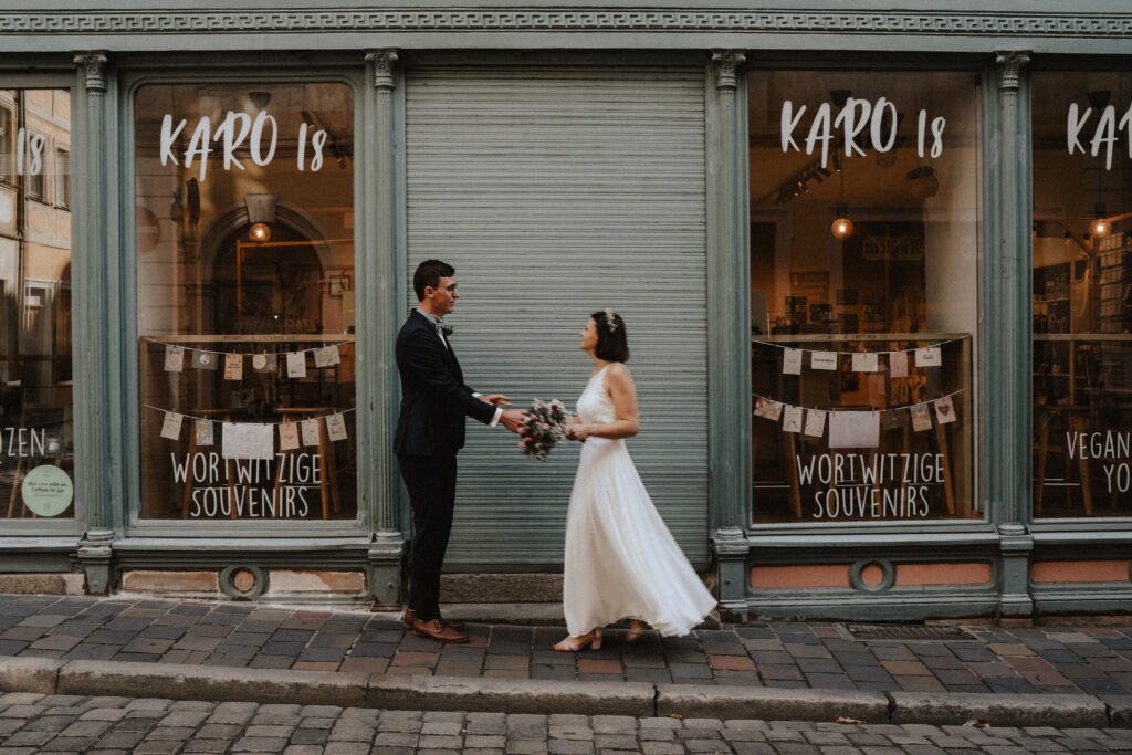 Urban Wedding, Brautpaarshooting, Bamberg, Isabel&Paul, Altstadt, Retroflair, Motion, Cityflair