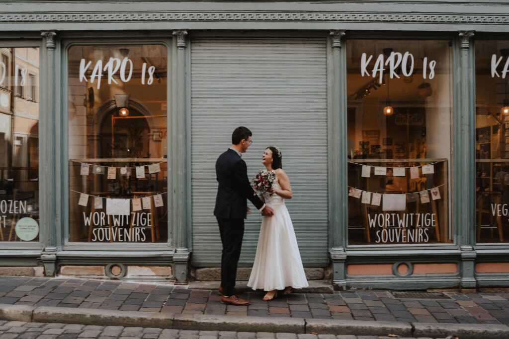 Urban Wedding, Brautpaarshooting, Bamberg, Isabel&Paul, Altstadt, Retroflair, Motion, Cityflair