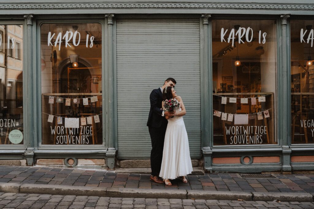 Urban Wedding, Brautpaarshooting, Bamberg, Isabel&Paul, Altstadt, Retroflair, Motion, Cityflair