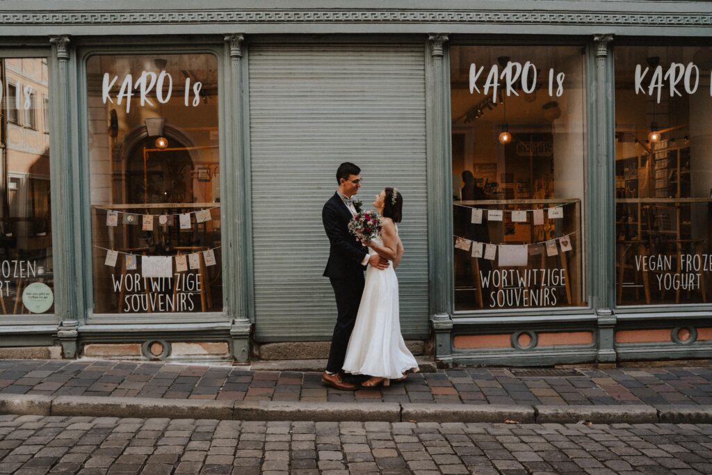 Urban Wedding, Brautpaarshooting, Bamberg, Isabel&Paul, Altstadt, Retroflair, Motion, Cityflair