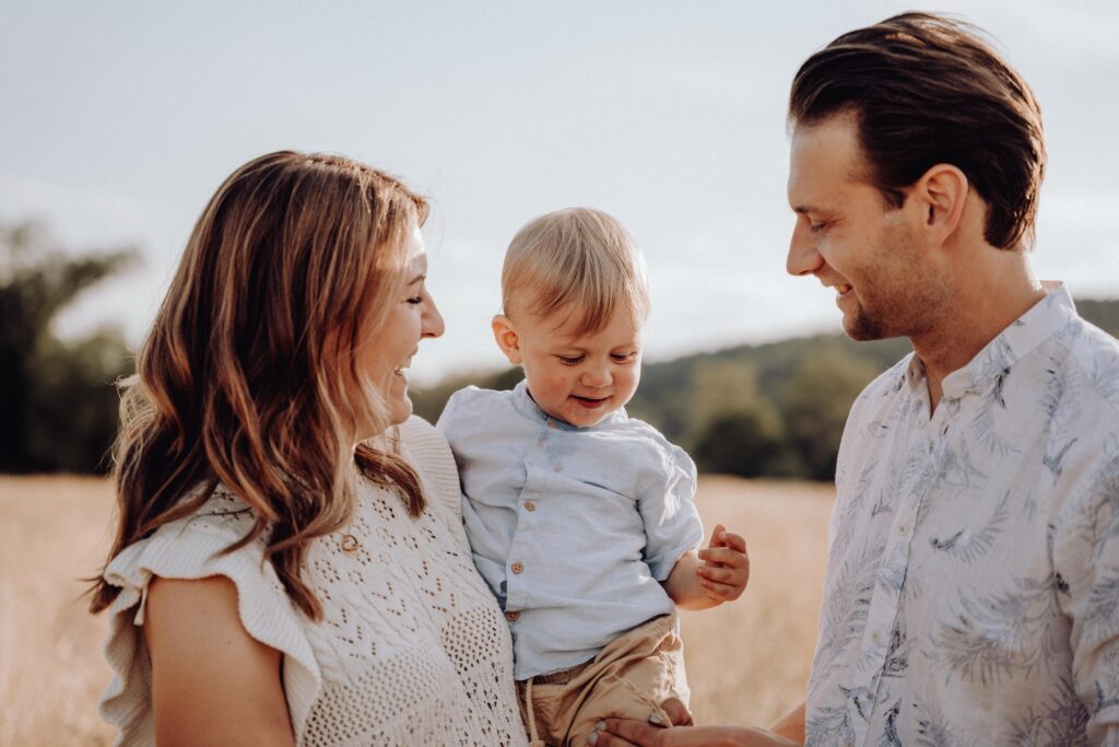 Familienshooting, Sommerwiese, Sonnenuntergang, Familienausflug, Regnitztal