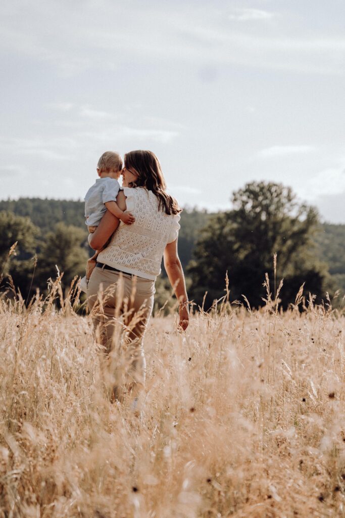 Familienshooting, Sommerwiese, Sonnenuntergang, Familienausflug, Regnitztal
