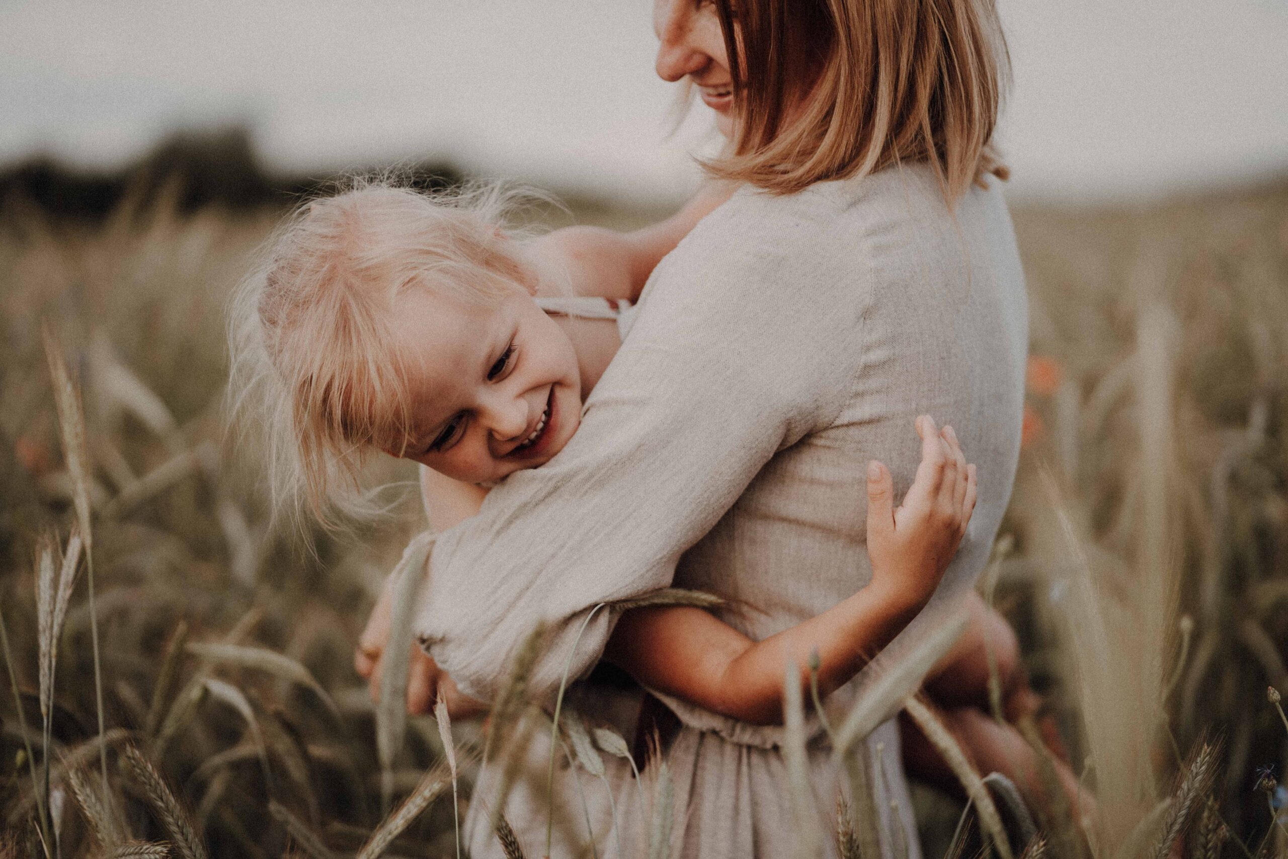 MVA01114_Sunsetshooting_Sommerfeld_Mama&Mini_Vierbeiner_Familie mit Hund_Sonnenuntergang_Mutter&Tochter