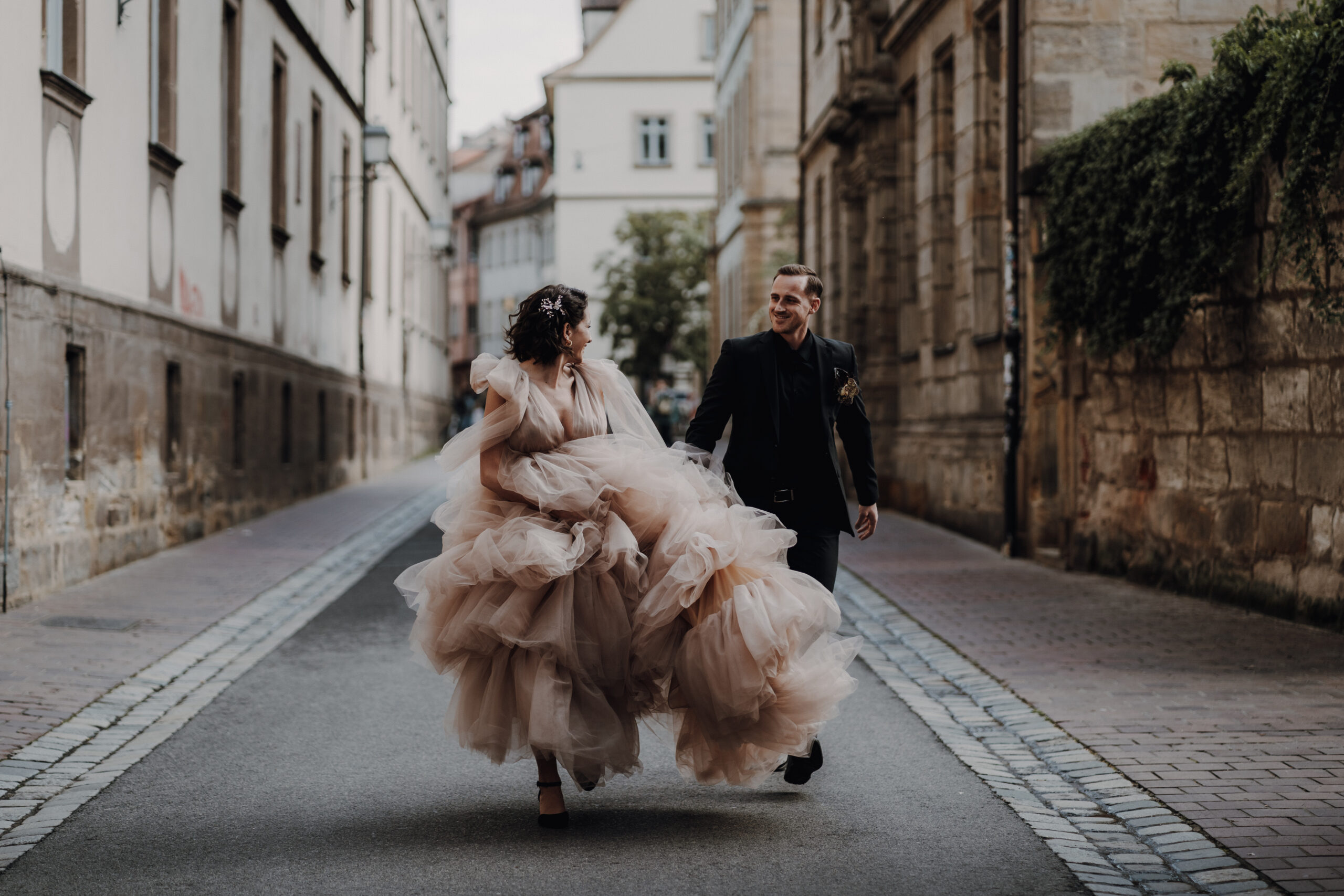 MVB00178_grigoryevadress-_couple shoot_after wedding shoot_city wedding_weddingdress_styleshoot_cosma_bamberg