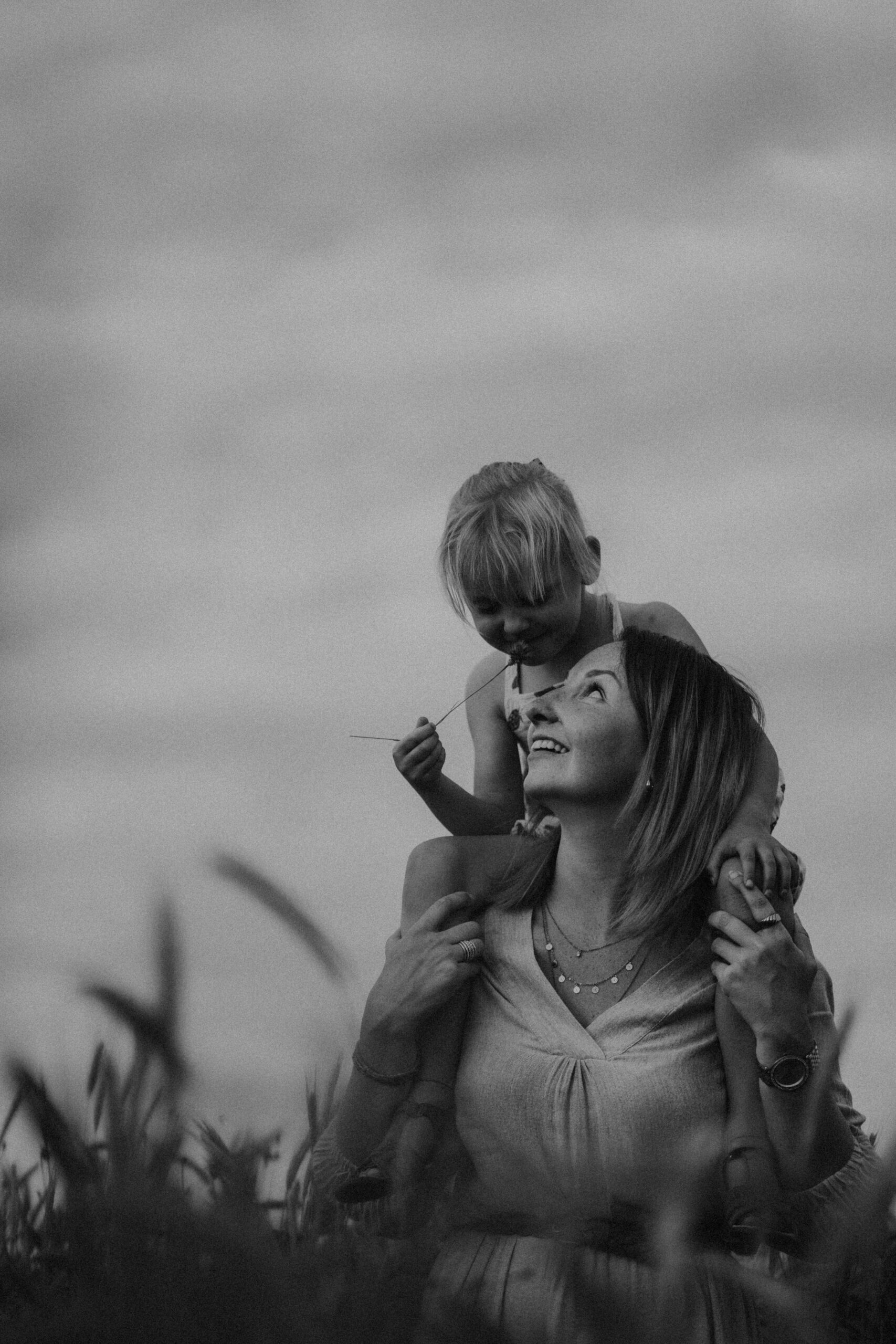 Mama und Mini, Familienshooting, Sommerwiese, Sommershooting, Mutter und Tochter. Familienfotografin Hirschaid Bamberg