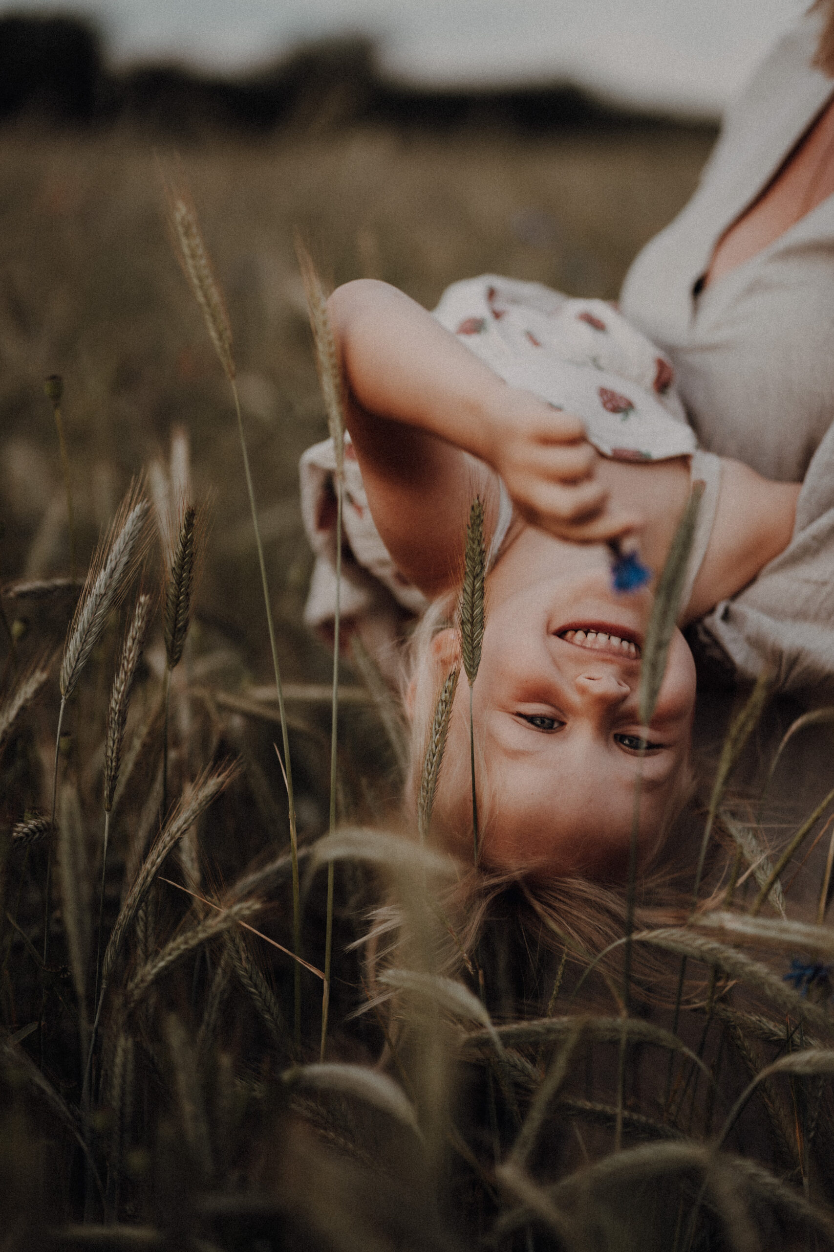Mama und Mini, Familienshooting, Sommerwiese, Sommershooting, Mutter und Tochter. Familienfotografin Hirschaid Bamberg
