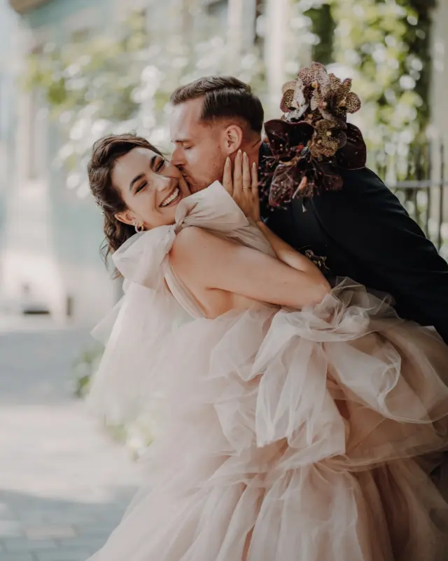 Little Love Story 

💫 in einem Träumchen von Kleid verzauberten die beiden Turteltauben in der Altstadt von Bamberg nicht nur mich, sondern auch die Passanten. 

Workshop & Planung:
@lorenakaiserfotografie
Styling: @madlen_makeup.color.style 
Modelcouple: @cosma22j & @christian_justy
Kleid: @grigoryevadress
Anzug: @greiff_store
Ringe: @lovestories.jewellery
Floristik: @blumenstudioammaxplatz
Location: @kaiserloft.studio