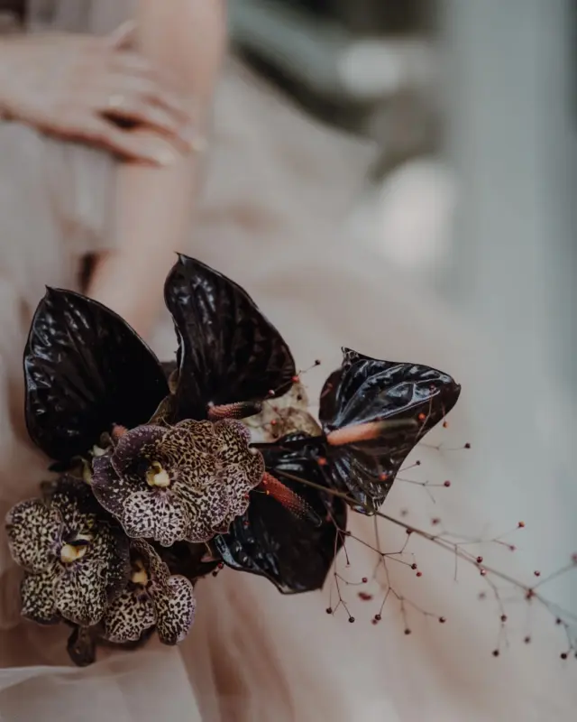 Details Details Details … 🥰

Floristik: @blumenstudioammaxplatz 
Ringe: @lovestories.jewellery 
H&M: @madlen_makeup.color.style 
Kleid: @grigoryevadress 
Location: @kaiserloft.studio
Workshop&Planung: @lorenakaiserfotografie